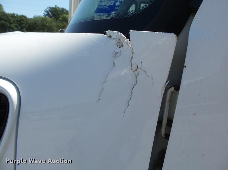 image for item DB7083 2005 International 4200 flatbed truck