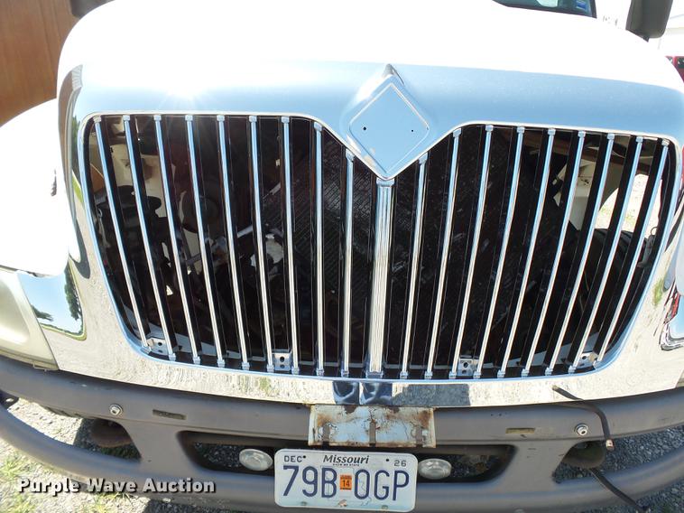 image for item DB7083 2005 International 4200 flatbed truck