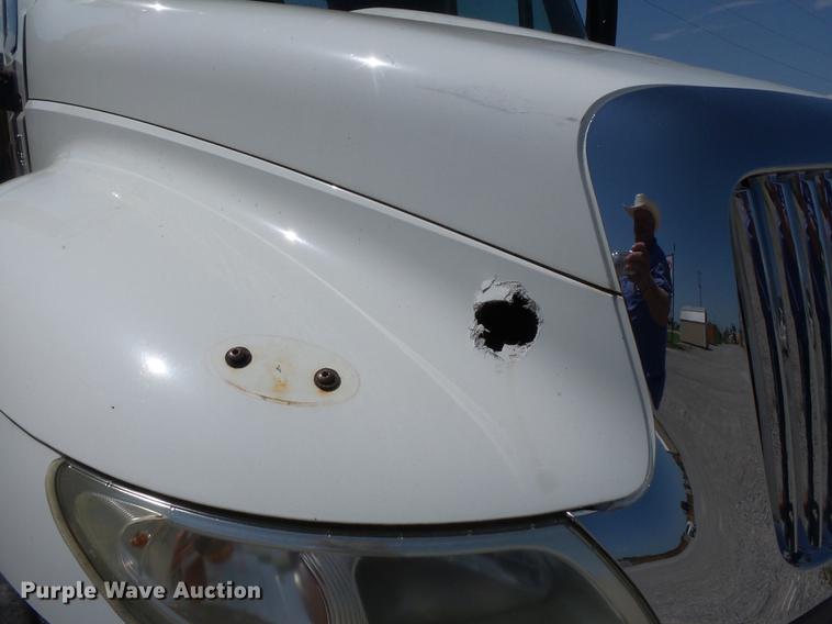 image for item DB7083 2005 International 4200 flatbed truck