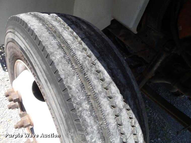 image for item DB7083 2005 International 4200 flatbed truck