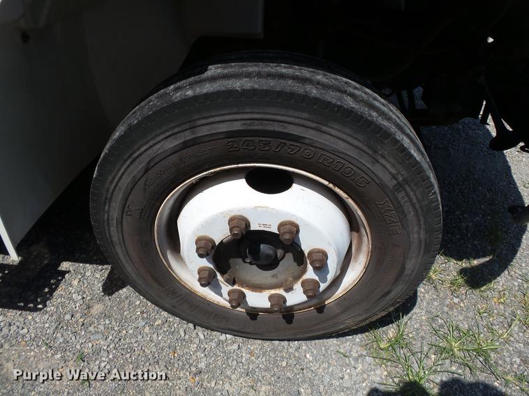 image for item DB7083 2005 International 4200 flatbed truck