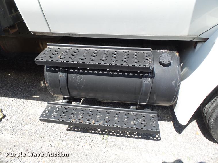 image for item DB7083 2005 International 4200 flatbed truck