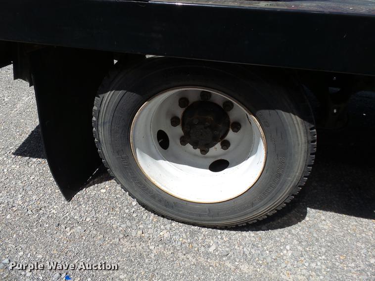 image for item DB7083 2005 International 4200 flatbed truck