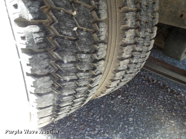 image for item DB7083 2005 International 4200 flatbed truck