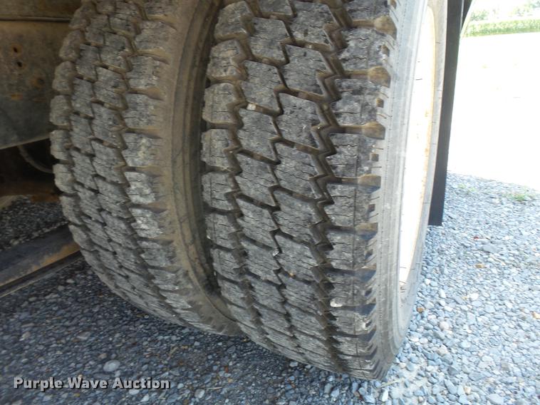 image for item DB7083 2005 International 4200 flatbed truck