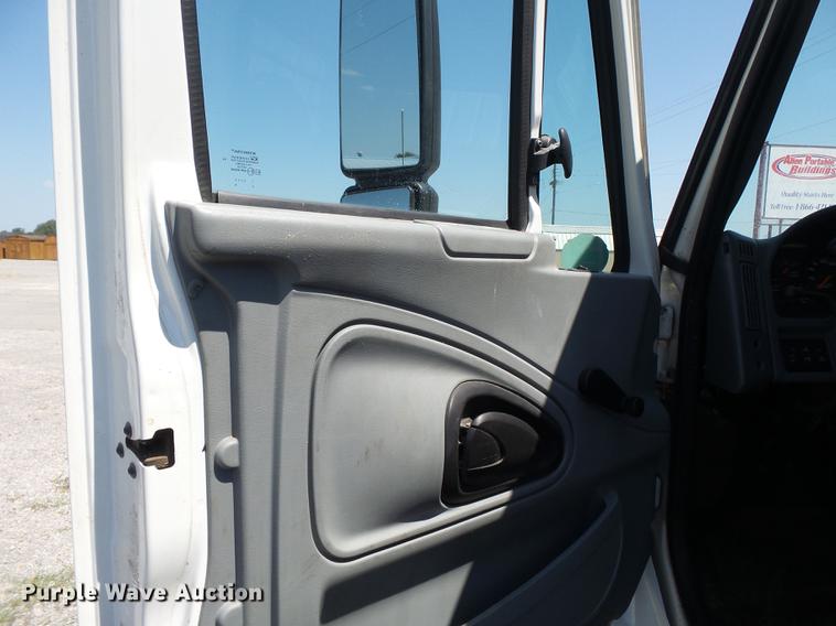 image for item DB7083 2005 International 4200 flatbed truck