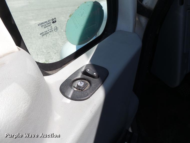 image for item DB7083 2005 International 4200 flatbed truck