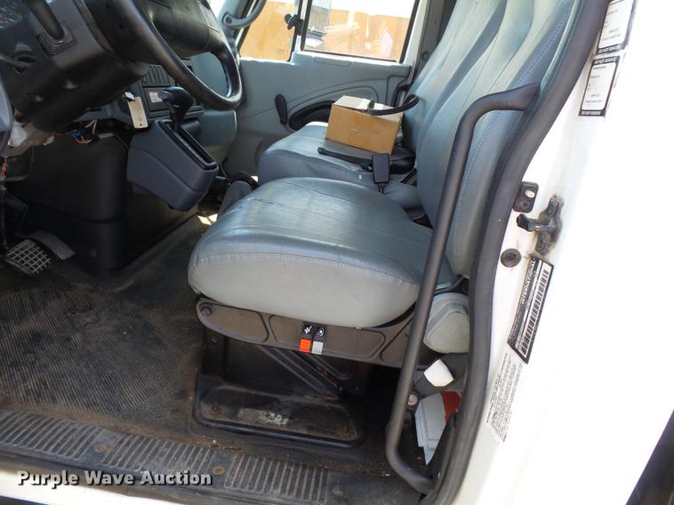 image for item DB7083 2005 International 4200 flatbed truck