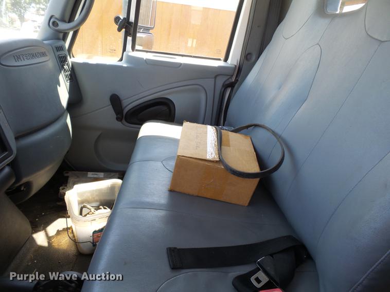 image for item DB7083 2005 International 4200 flatbed truck