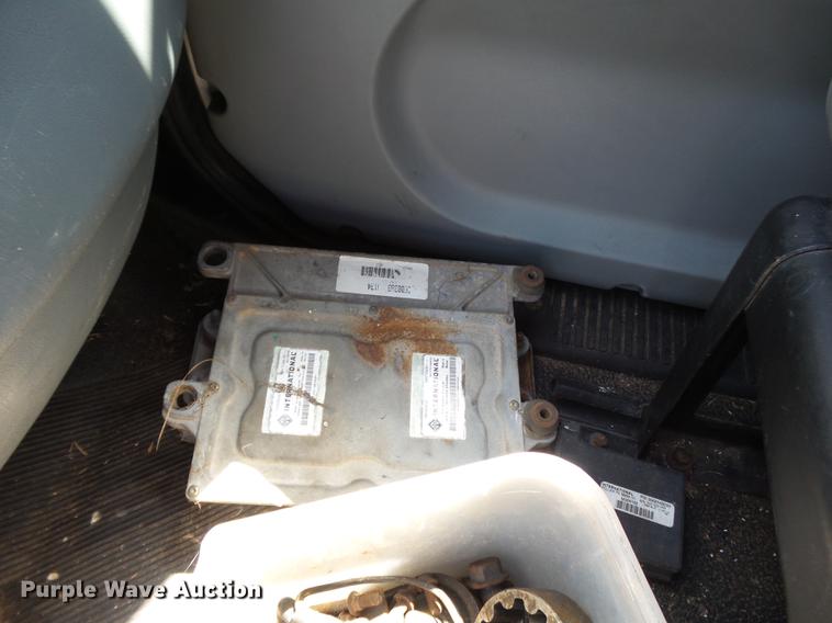 image for item DB7083 2005 International 4200 flatbed truck