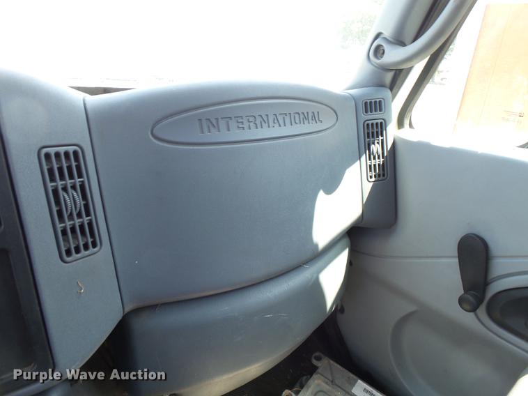 image for item DB7083 2005 International 4200 flatbed truck