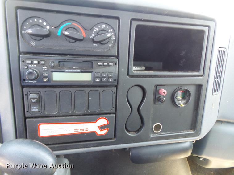 image for item DB7083 2005 International 4200 flatbed truck