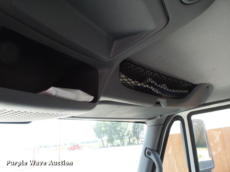 image for item DB7083 2005 International 4200 flatbed truck