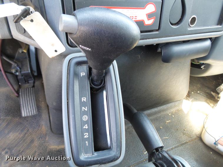 image for item DB7083 2005 International 4200 flatbed truck