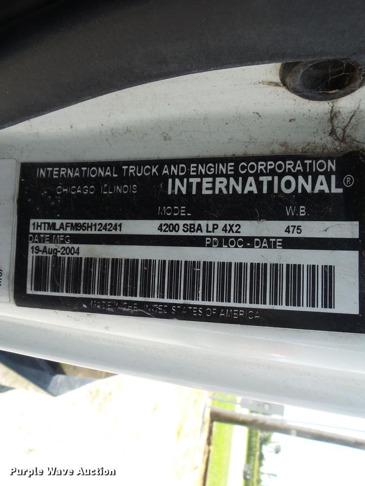 image for item DB7083 2005 International 4200 flatbed truck