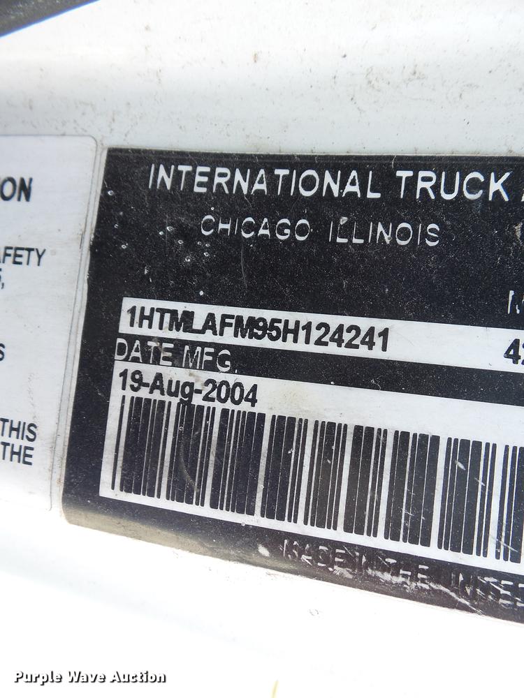 image for item DB7083 2005 International 4200 flatbed truck