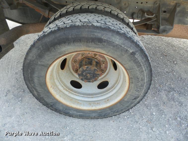 image for item DB7099 2000 Ford F450 Super Duty XL flatbed truck