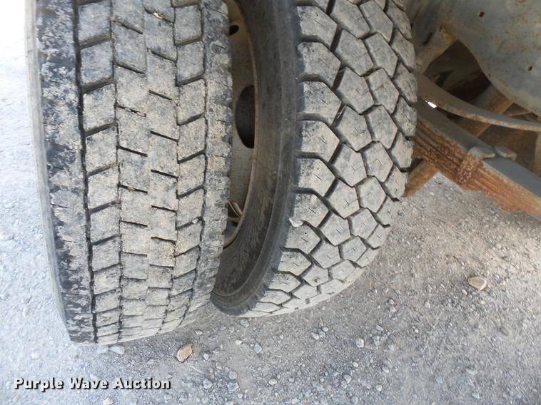 image for item DB7099 2000 Ford F450 Super Duty XL flatbed truck