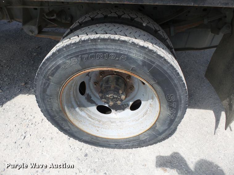 image for item DB7099 2000 Ford F450 Super Duty XL flatbed truck