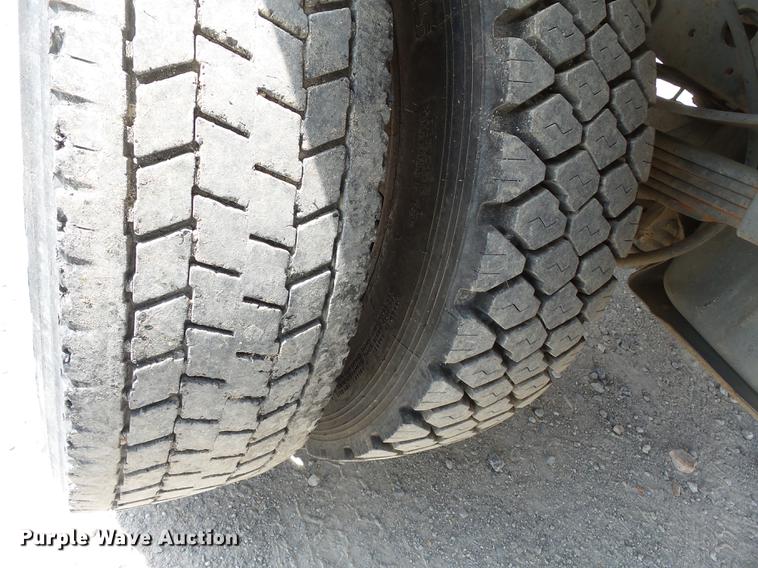 image for item DB7099 2000 Ford F450 Super Duty XL flatbed truck