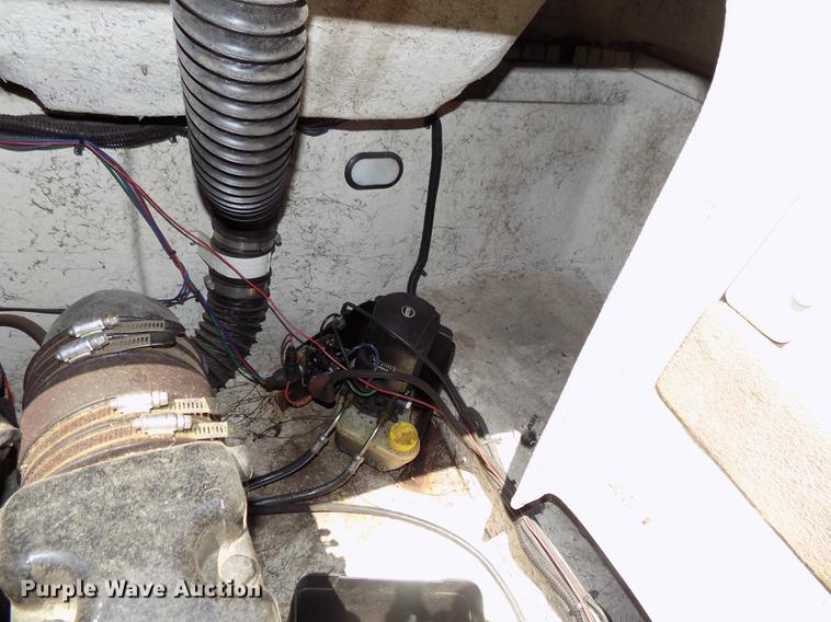 image for item DB8669 2000 Mariah Jubilee 214 deck boat