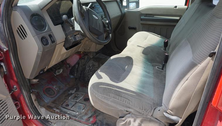 image for item DD7761 2008 Ford F250 Super Duty Crew Cab flatbed pickup truck