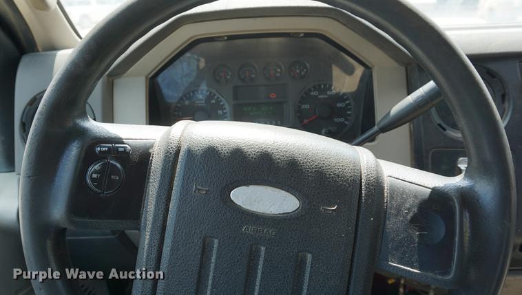 image for item DD7761 2008 Ford F250 Super Duty Crew Cab flatbed pickup truck