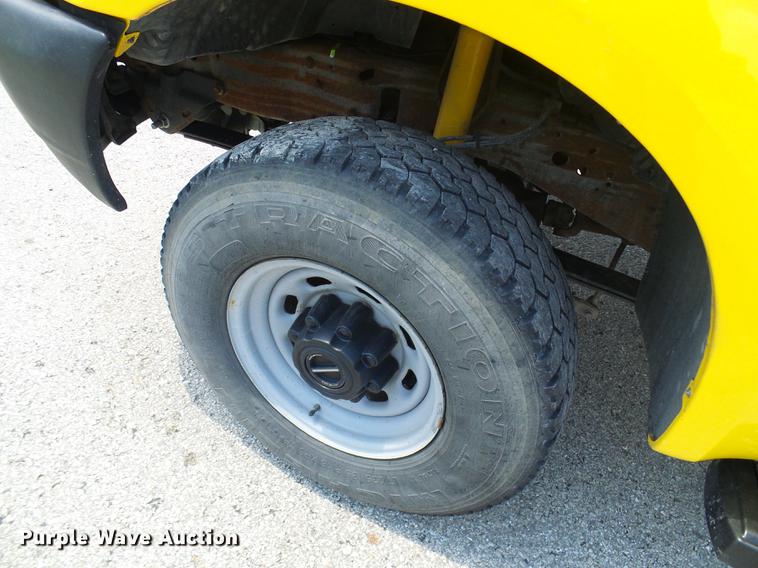 image for item DD8636 1999 Ford F250 Super Duty utility bed pickup truck