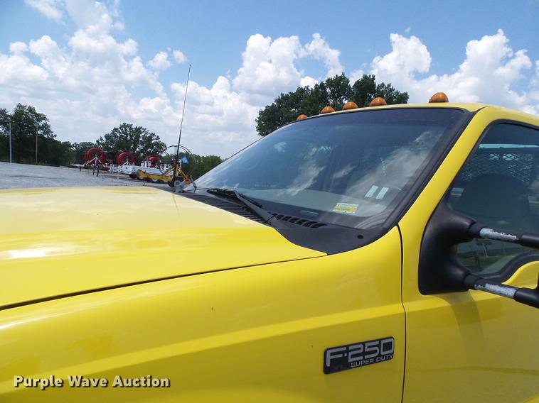 image for item DD8636 1999 Ford F250 Super Duty utility bed pickup truck