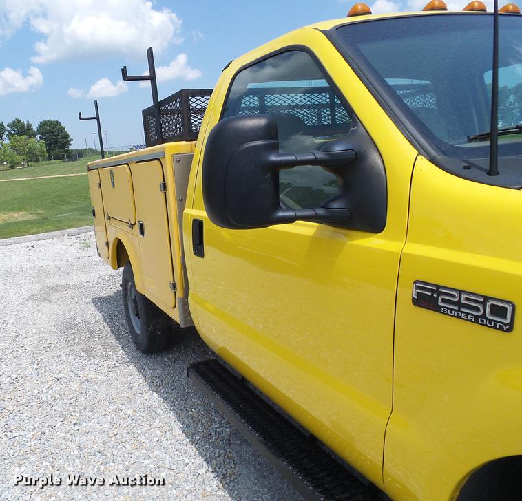 image for item DD8636 1999 Ford F250 Super Duty utility bed pickup truck