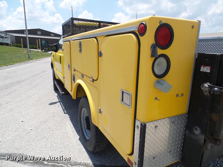 image for item DD8636 1999 Ford F250 Super Duty utility bed pickup truck