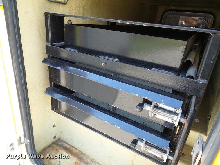 image for item DD8636 1999 Ford F250 Super Duty utility bed pickup truck