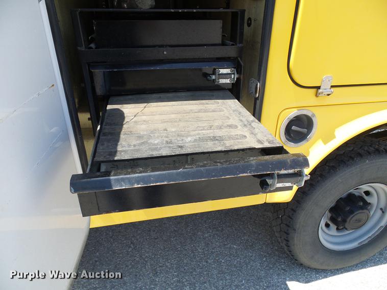 image for item DD8636 1999 Ford F250 Super Duty utility bed pickup truck