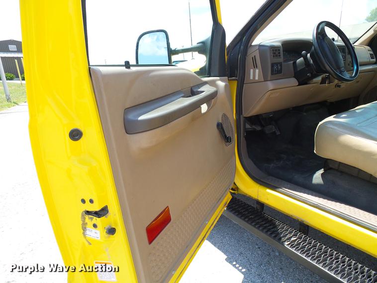 image for item DD8636 1999 Ford F250 Super Duty utility bed pickup truck