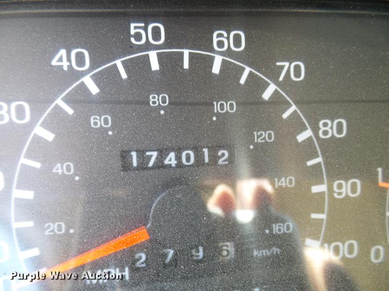 image for item DD8636 1999 Ford F250 Super Duty utility bed pickup truck