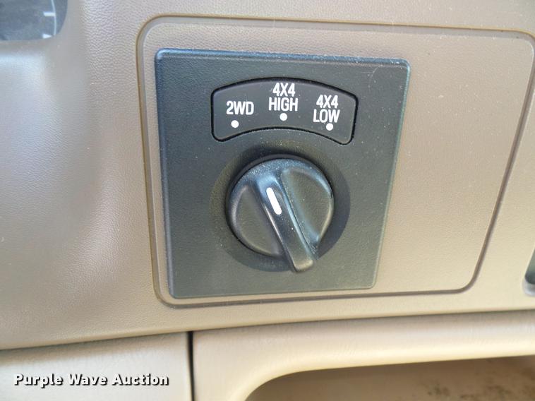 image for item DD8636 1999 Ford F250 Super Duty utility bed pickup truck