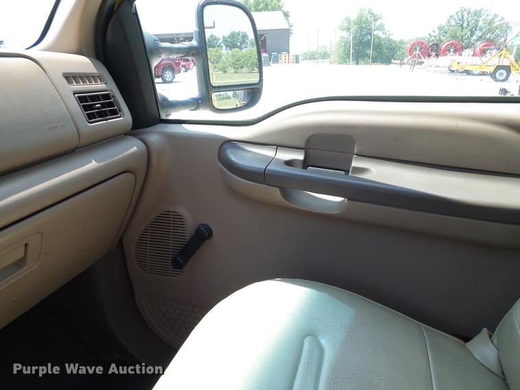 image for item DD8636 1999 Ford F250 Super Duty utility bed pickup truck