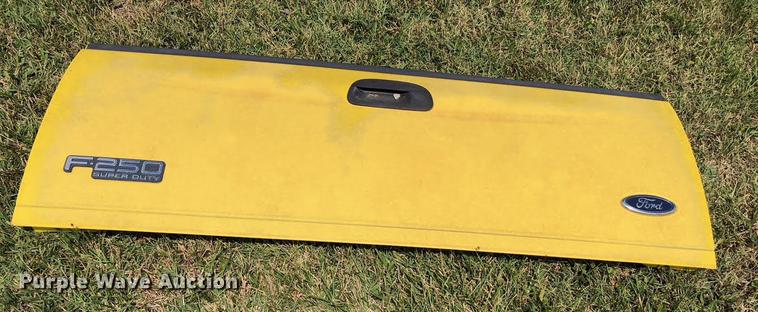 image for item DD8636 1999 Ford F250 Super Duty utility bed pickup truck