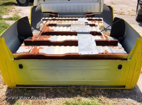 image for item DD8636 1999 Ford F250 Super Duty utility bed pickup truck