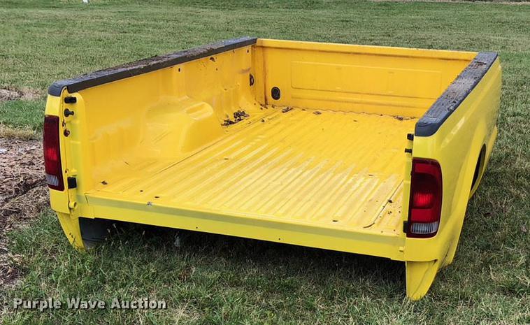 image for item DD8636 1999 Ford F250 Super Duty utility bed pickup truck