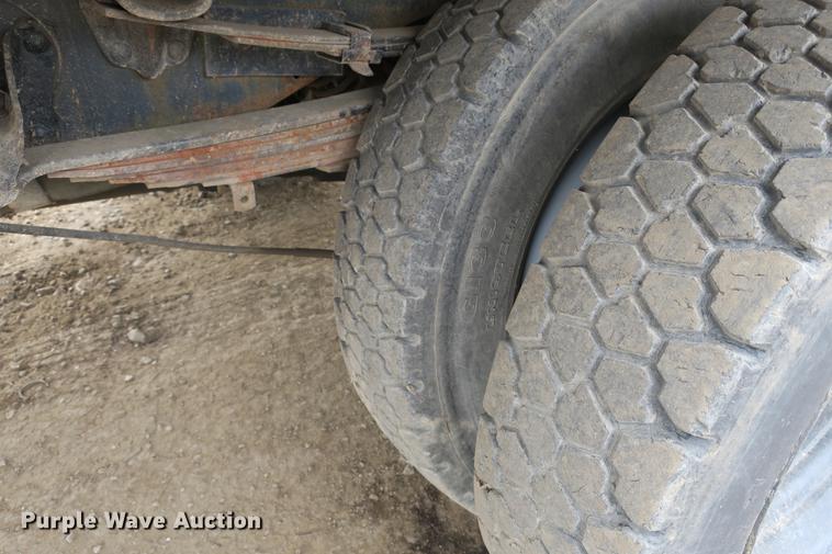 image for item DE3769 1996 Ford F350 Super Duty XLT flatbed pickup truck