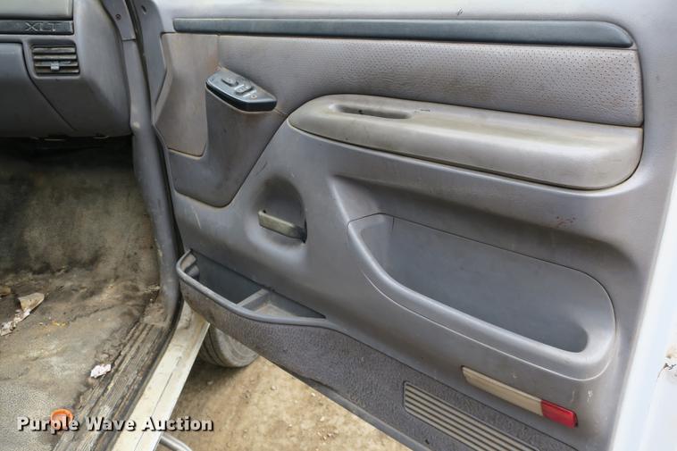 image for item DE3769 1996 Ford F350 Super Duty XLT flatbed pickup truck