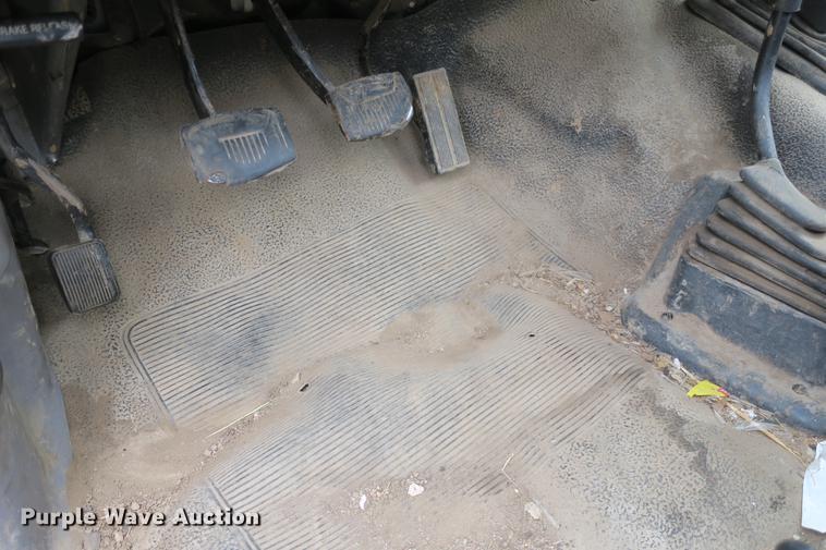 image for item DE3769 1996 Ford F350 Super Duty XLT flatbed pickup truck