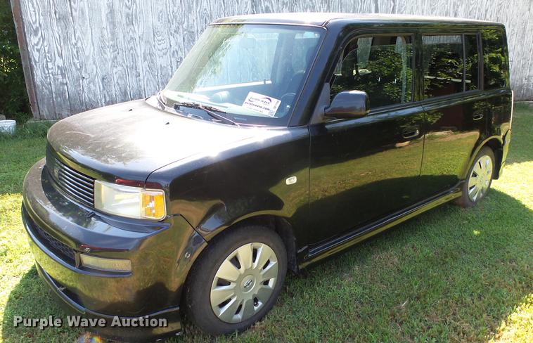 image for item DE7186 2005 Scion XB SUV
