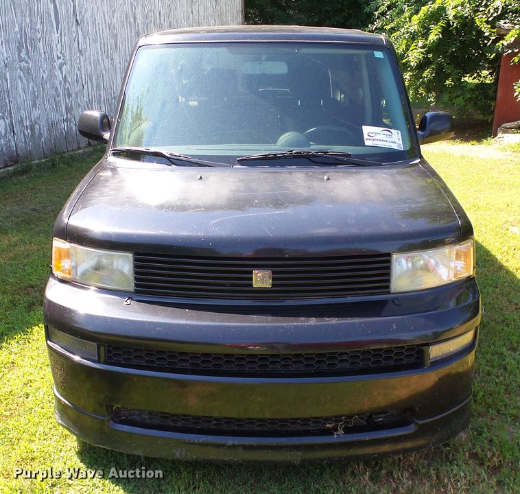 image for item DE7186 2005 Scion XB SUV