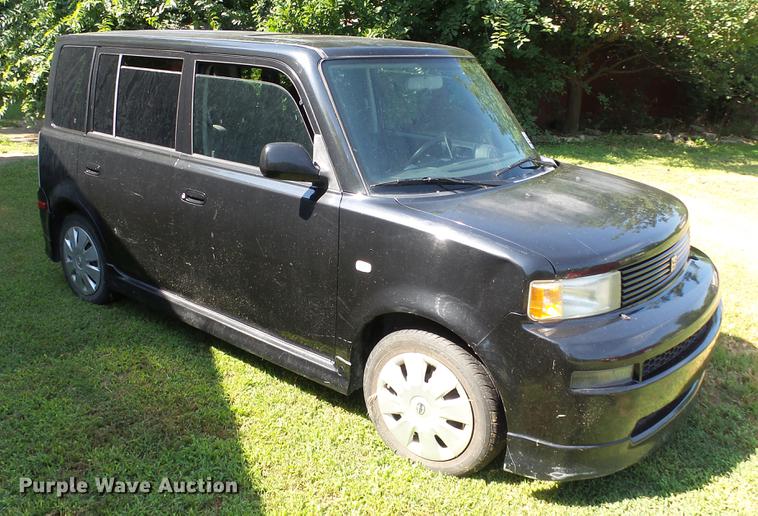 image for item DE7186 2005 Scion XB SUV