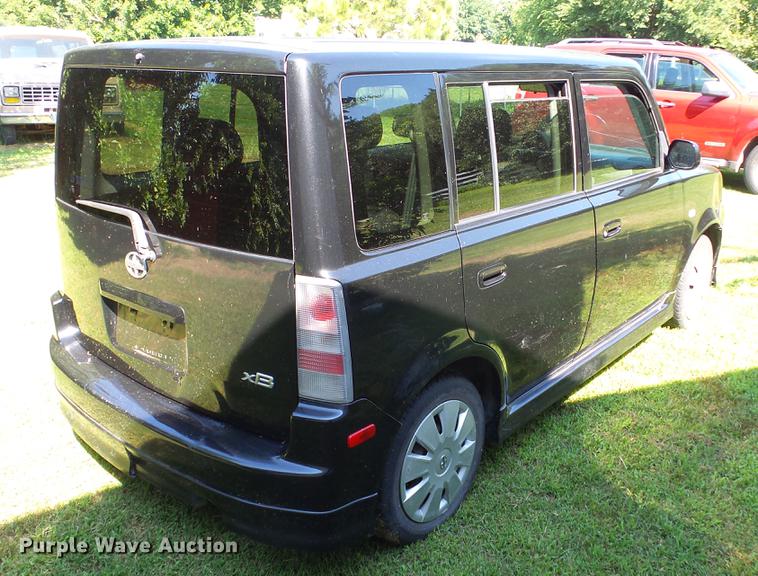 image for item DE7186 2005 Scion XB SUV