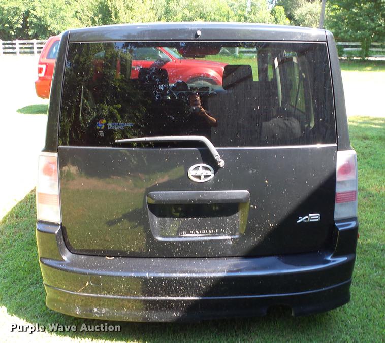 image for item DE7186 2005 Scion XB SUV