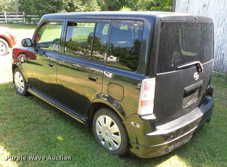 image for item DE7186 2005 Scion XB SUV