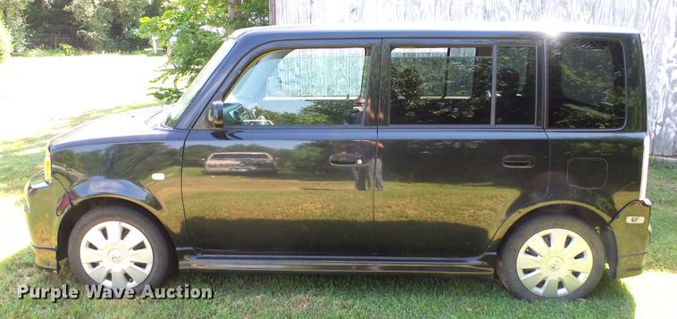 image for item DE7186 2005 Scion XB SUV